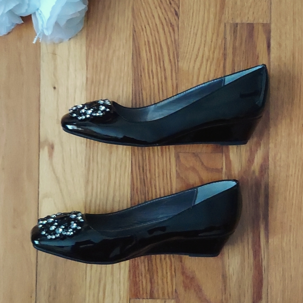 Adrienne Vittadini Palm Beach Black Patent Wedges w/ Rhinestone Details Size 6 - Picture 5 of 16